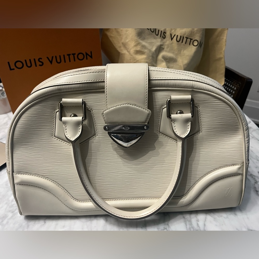 Louis Vuitton Bowling Montaigne Ivory Epi
Leather Handbag